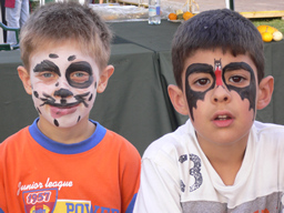 Due bimbi truccati dalle animatrici per bambini della festa